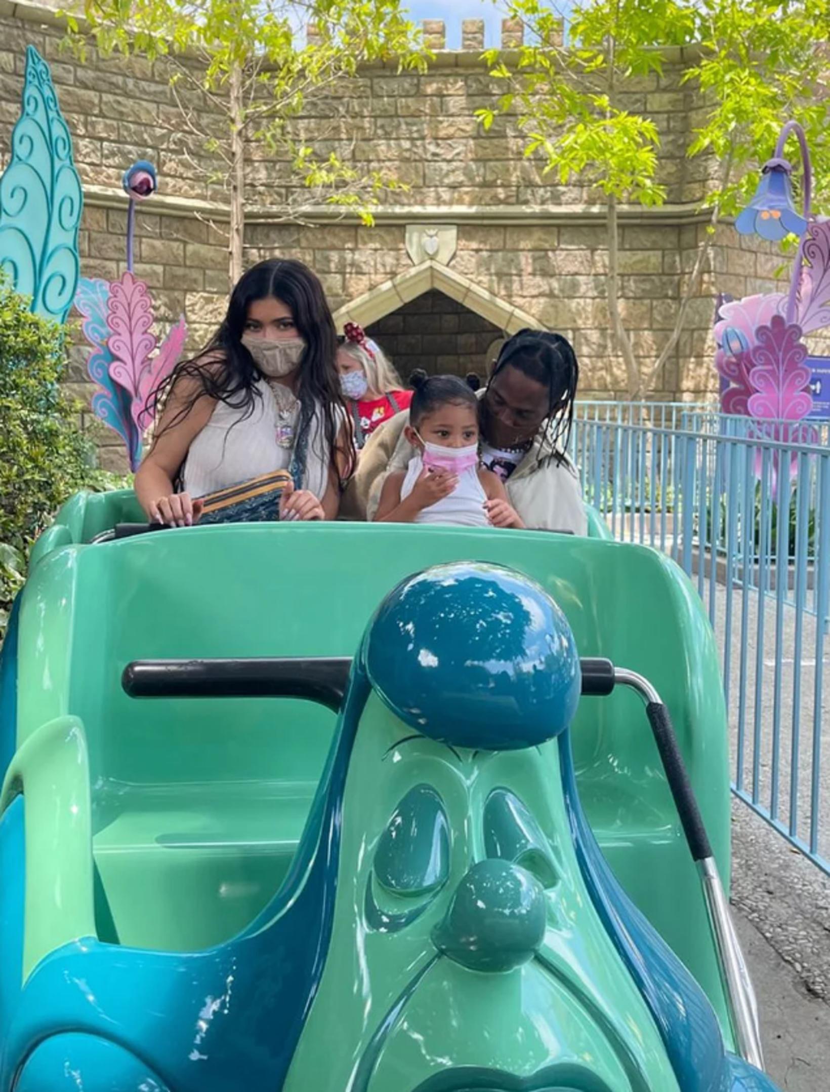 Stormi Maya Dildo: Public Reaction - 3wlcr9n
