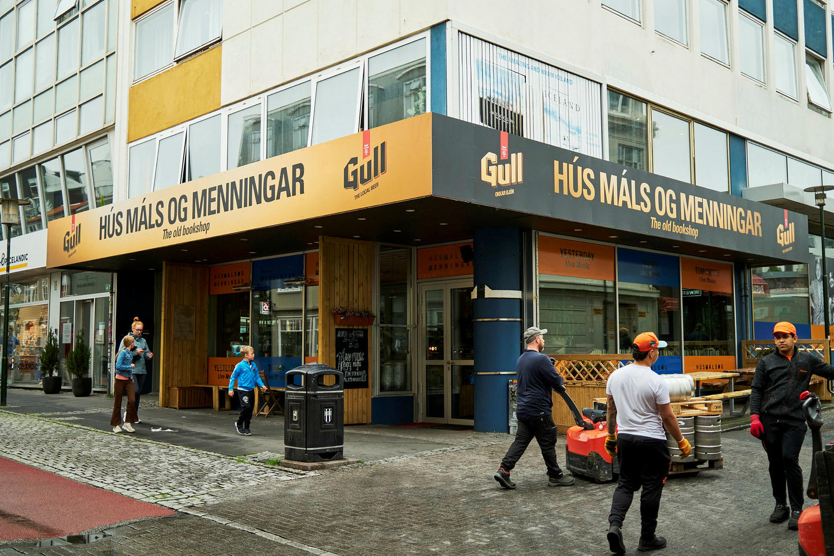 Eine goldene Werbung für Bier ziert jetzt das Schild des Kulturzentrums von Mál und...