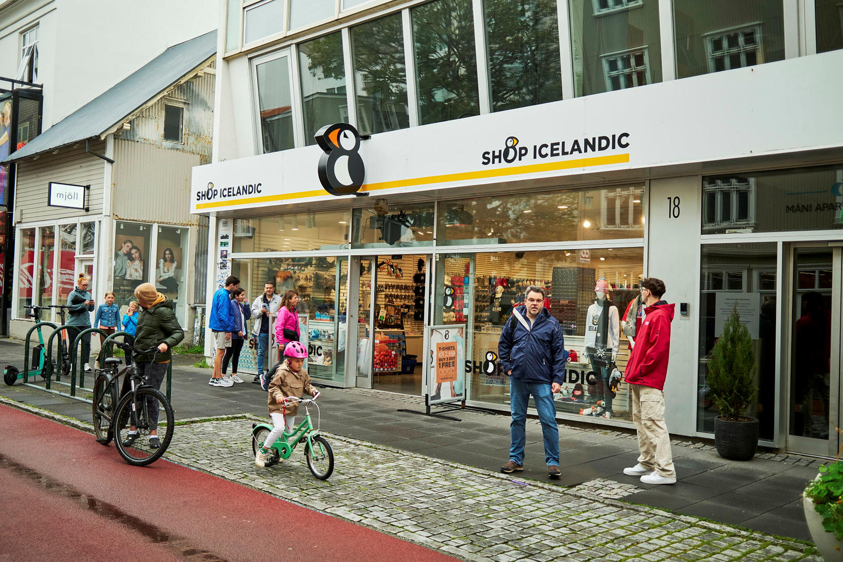 Die Zahl der Fachgeschäfte für ausländische Touristen ist in der Innenstadt in den letzten Jahren zurückgegangen...