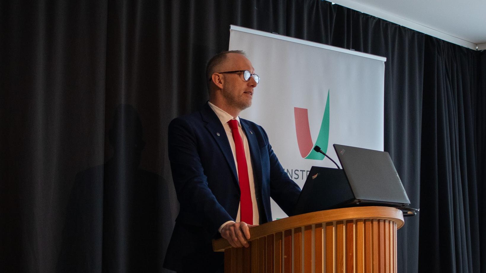 Guðmundur Ingi Guðbrandsson, amtierender Vorsitzender der Grünen.