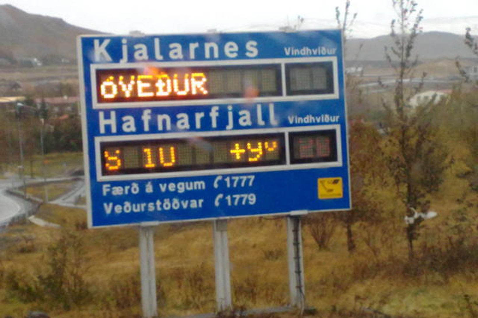 Sannkallað óveður er nú á Kjalarnesi.