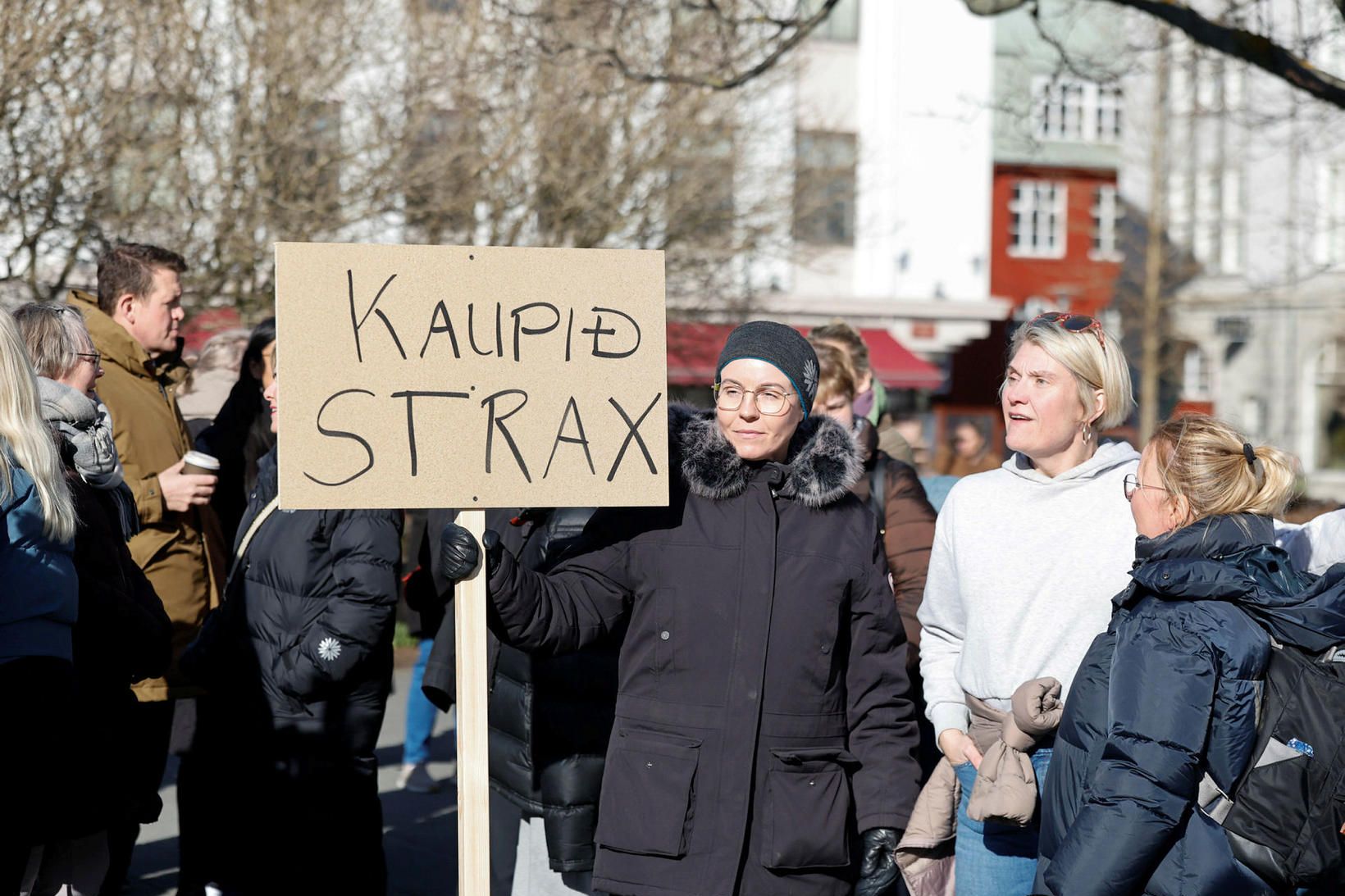 Birna Rún Arnarsdóttir með skiltið í mótmælum Grindvíkinga á Austurvelli …