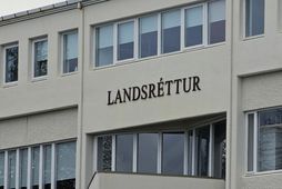 Landsréttur segir að bíða þurfi niðurstöður í málinu áður en lögmaðurinn fái greitt.