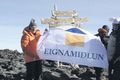 Á toppnum Sverrir og Sævar Þ. Sigurgeirsson, göngufélagi hans, með merki Eignamiðlunar á toppi Kilimanjaro 7. september 2007.