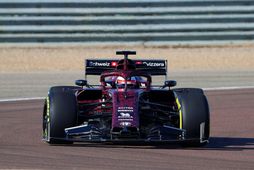 Kimi Räikkönen frumekur Alfa Romeo Sauber í Fiorano í dag. Framvængurinn þykir all sérstakur.