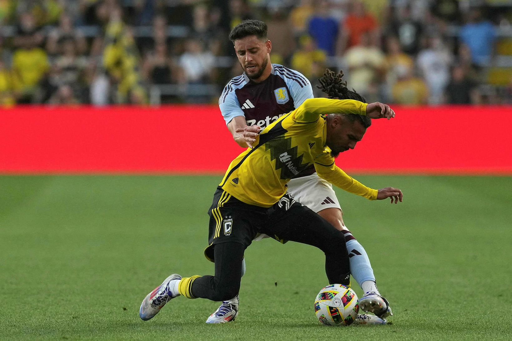 Álex Moreno í baráttunni í leik gegn Columbus Crew.