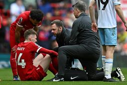 Conor Bradley fær aðhlynningu á vellinum í leiknum við Crystal Palace.