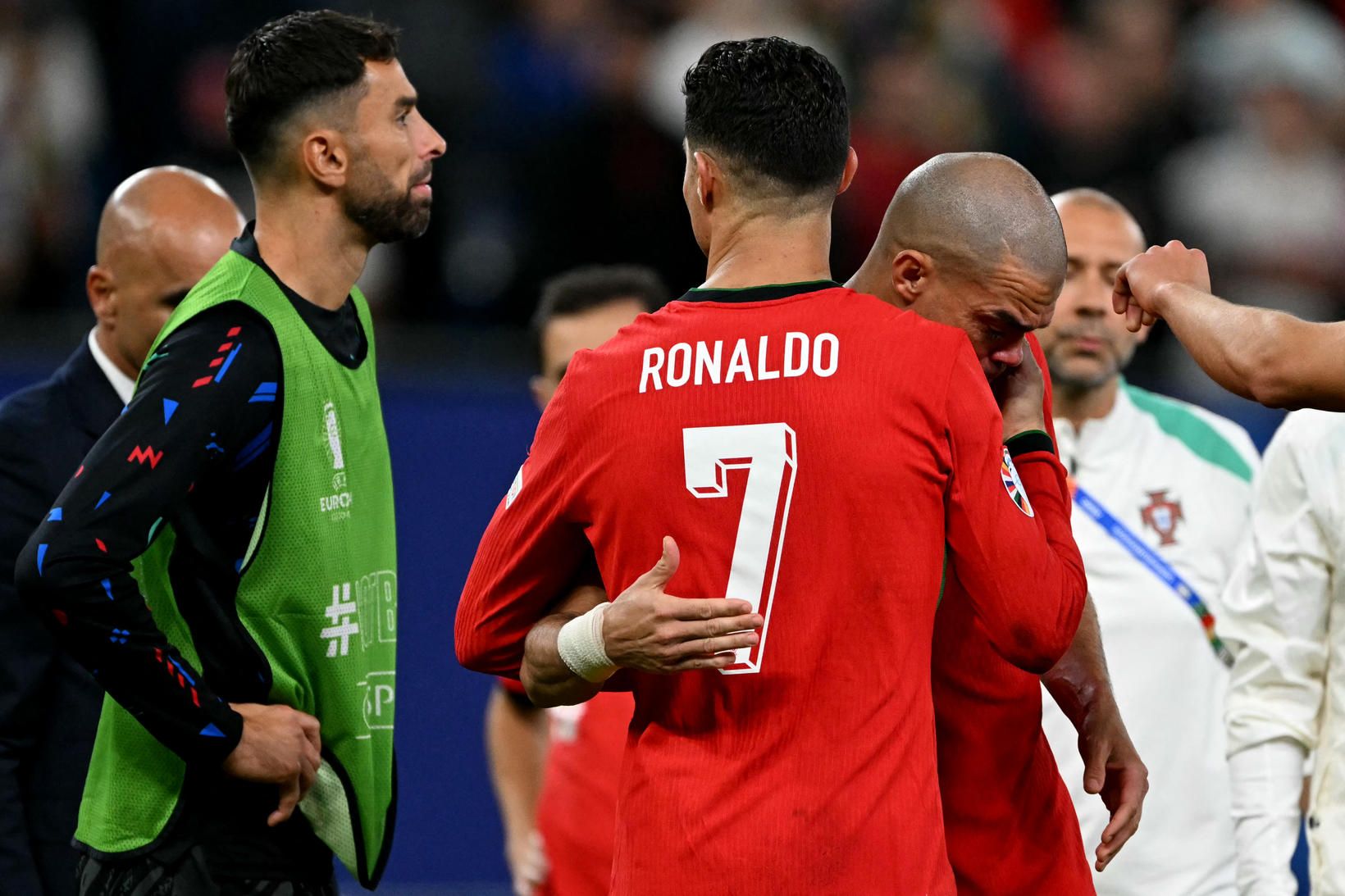 Cristiano Ronaldo og Pepe að knúsast eftir leikinn í gær.