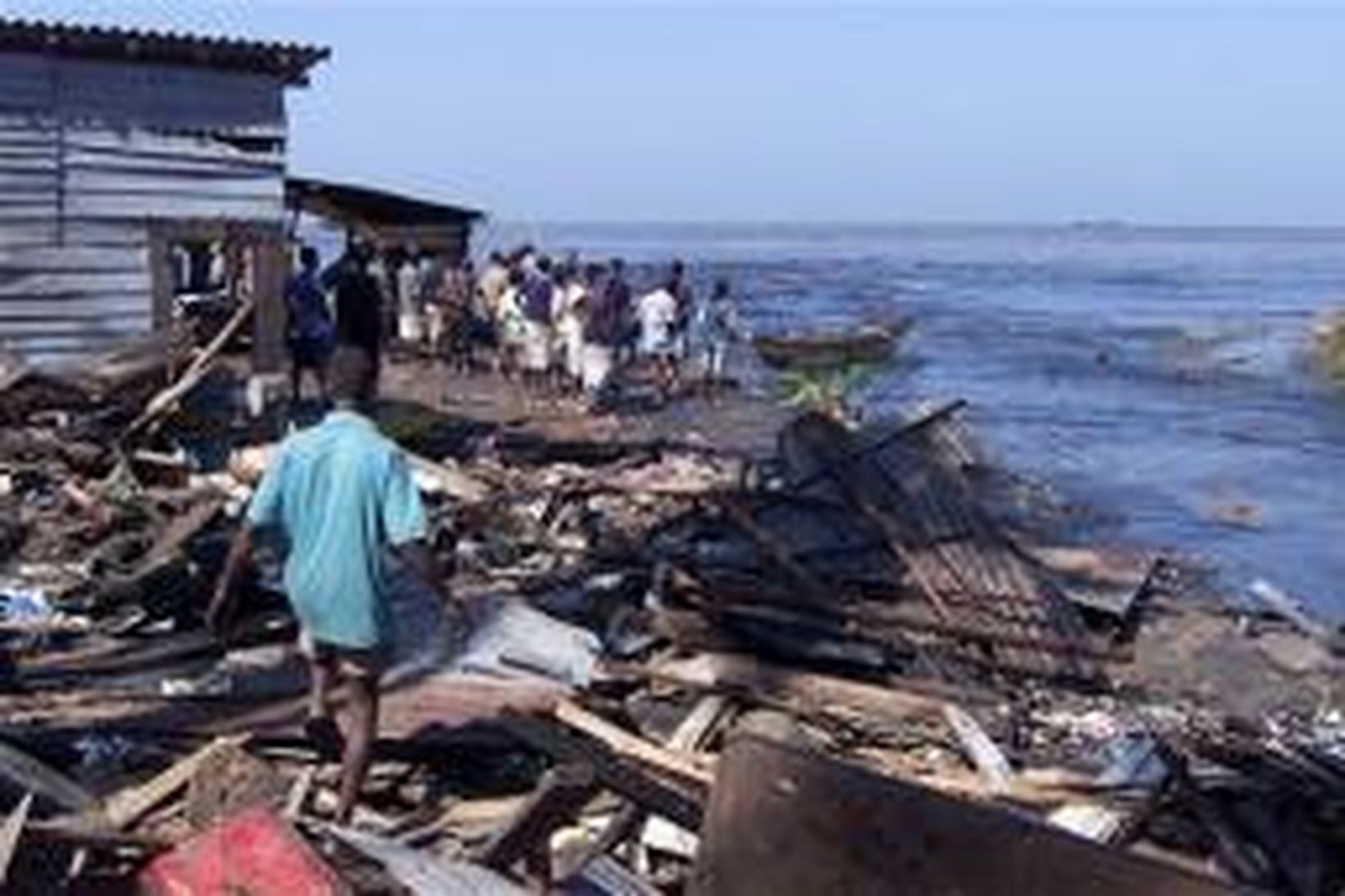 Íbúar kanna skemmdir í strandsvæðum Colombo, höfuðborgar Sri Lanka eftir …