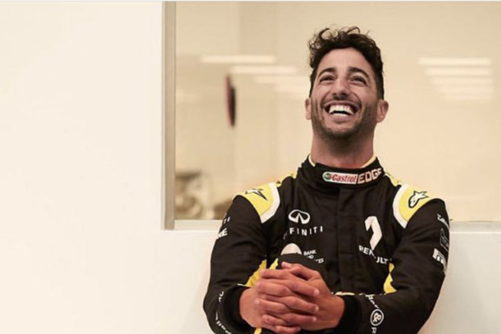 Ricciardo í Renaultgallanum með vörumerki sitt, brosið stóra.