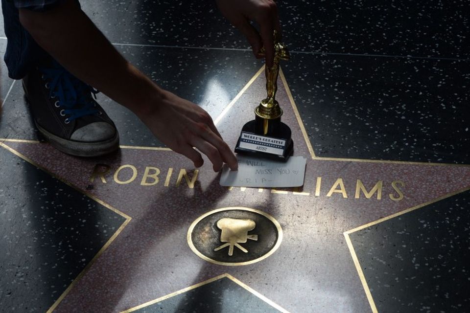 Ég mun sakna þín, stendur á miða á stjörnu Robins Williams í Los Angeles.