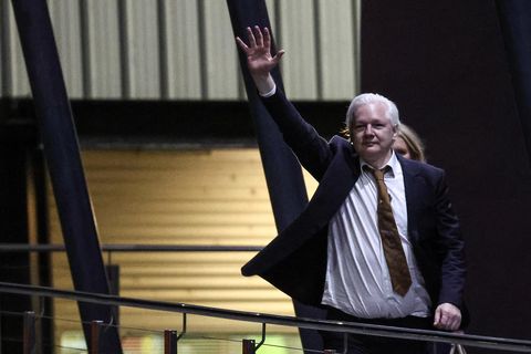 Julian Assange, stofnandi WikiLeaks, lenti í Ástralíu sem frjáls maður í júní.