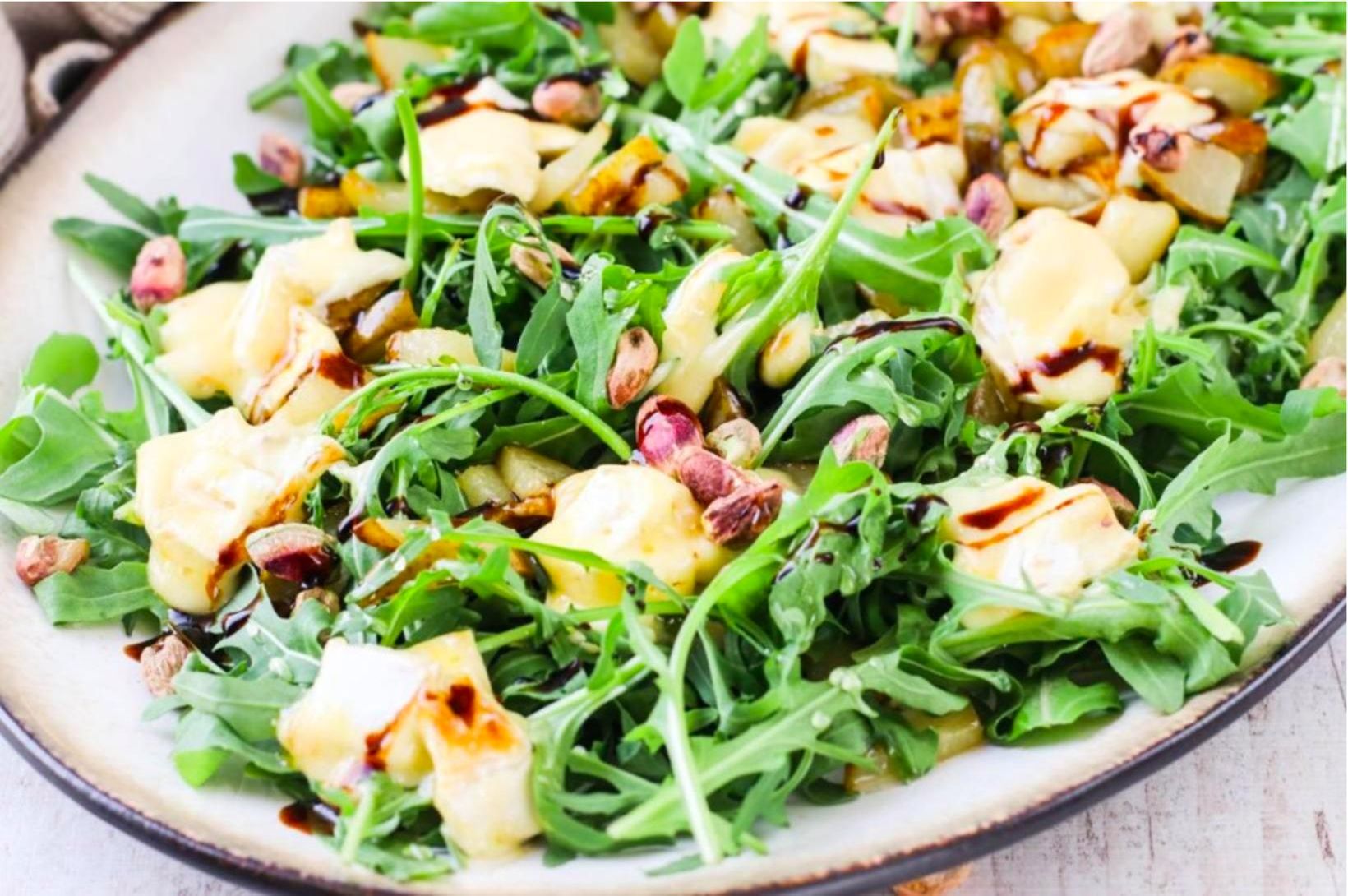 Salat vikunnar: Sumarlegt salat með smjörsteiktum perum og brie-osti