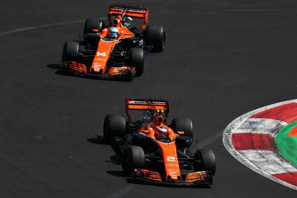 McLaren ökumennirnir Stoffel Vandoorne (nær) og Fernando Alonso á ferð í tímatöku kappakstursins í Mexíkóborg.