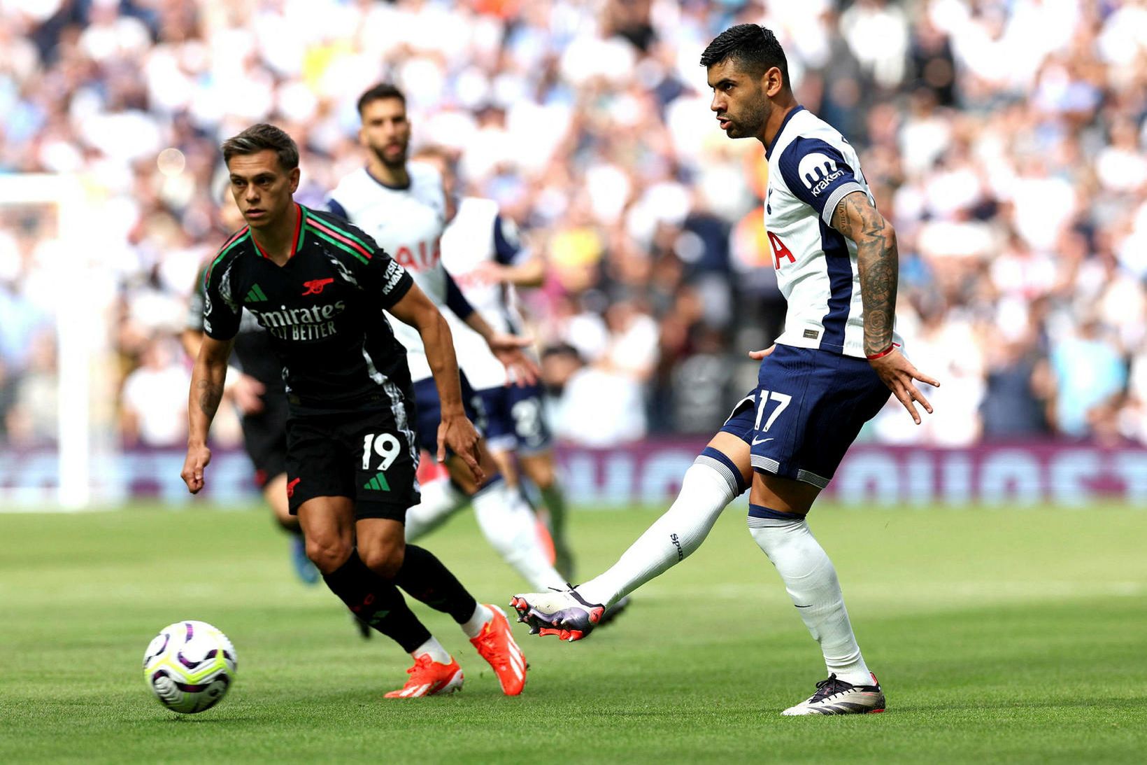 Cristian Romero í leik Tottenham gegn Arsenal í gær.