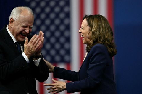 Tim Walz og Kamala Harris á framboðsfundinum í kvöld.