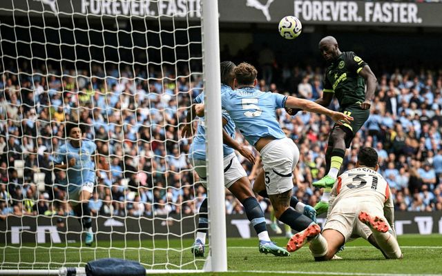 Yoane Wissa í þann mund að koma Brentford yfir gegn Manchester City á laugardag.