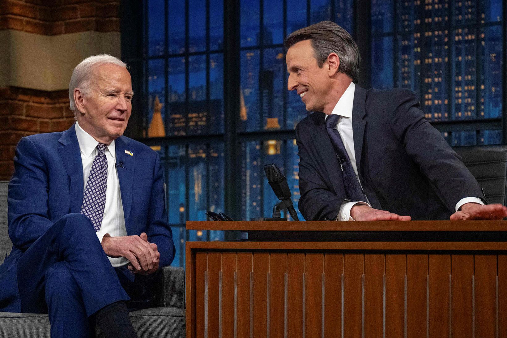 Joe Biden ásamt Seth Meyers.
