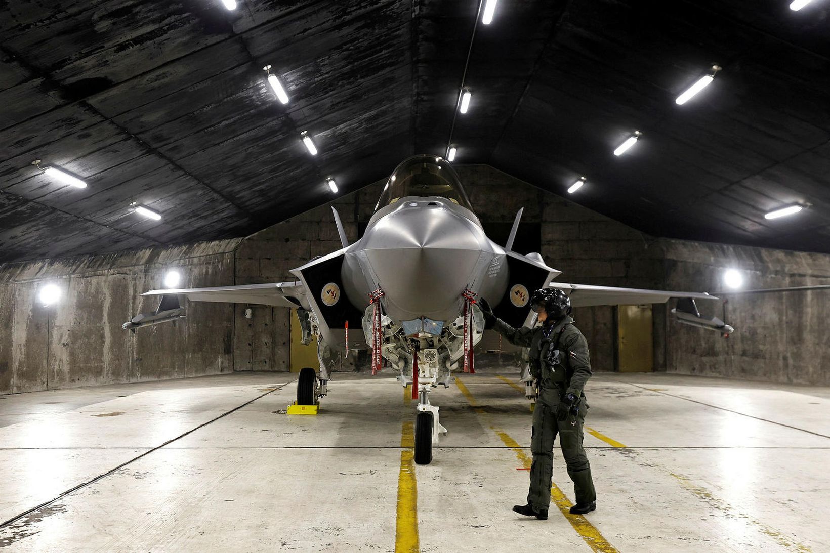 Norsk F-35-herþota sést hér í flugskýli sínu í Keflavík. Perry …