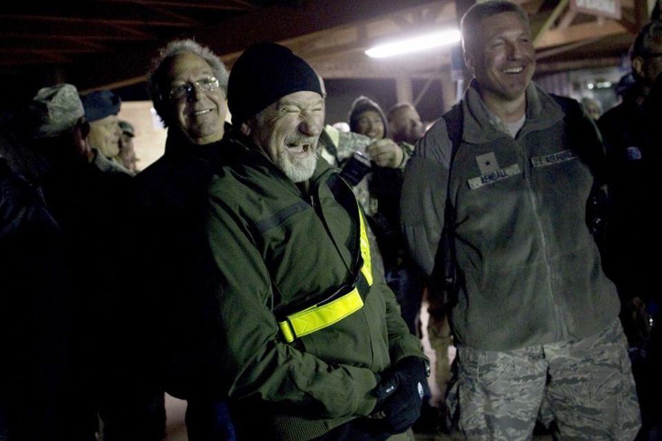 Jólin árið 2010. Robin Williams (fyrir miðju) ásamt fleiri skemmtikröftum sem skemmtu hermönnum í Kandahar …