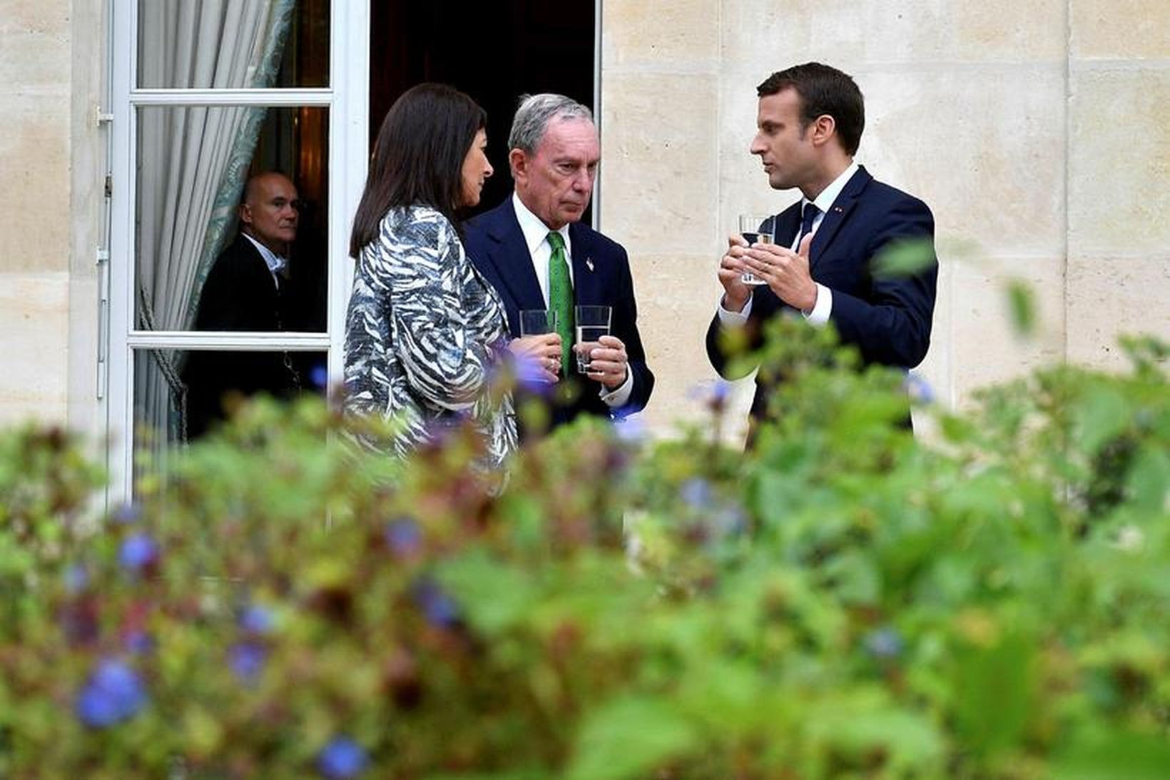 Emmanuel Macron, forseti Frakklands, og Anne Hidalgo, borgarstjóri Parísar, funda …