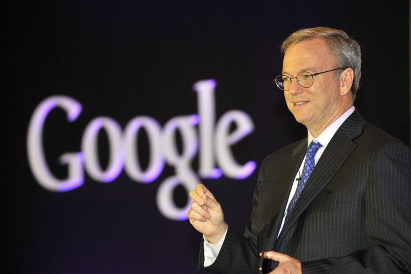 Eric Schmidt, stjórnarformaður Google segist vera stoltur af skattaundanskotum Google.