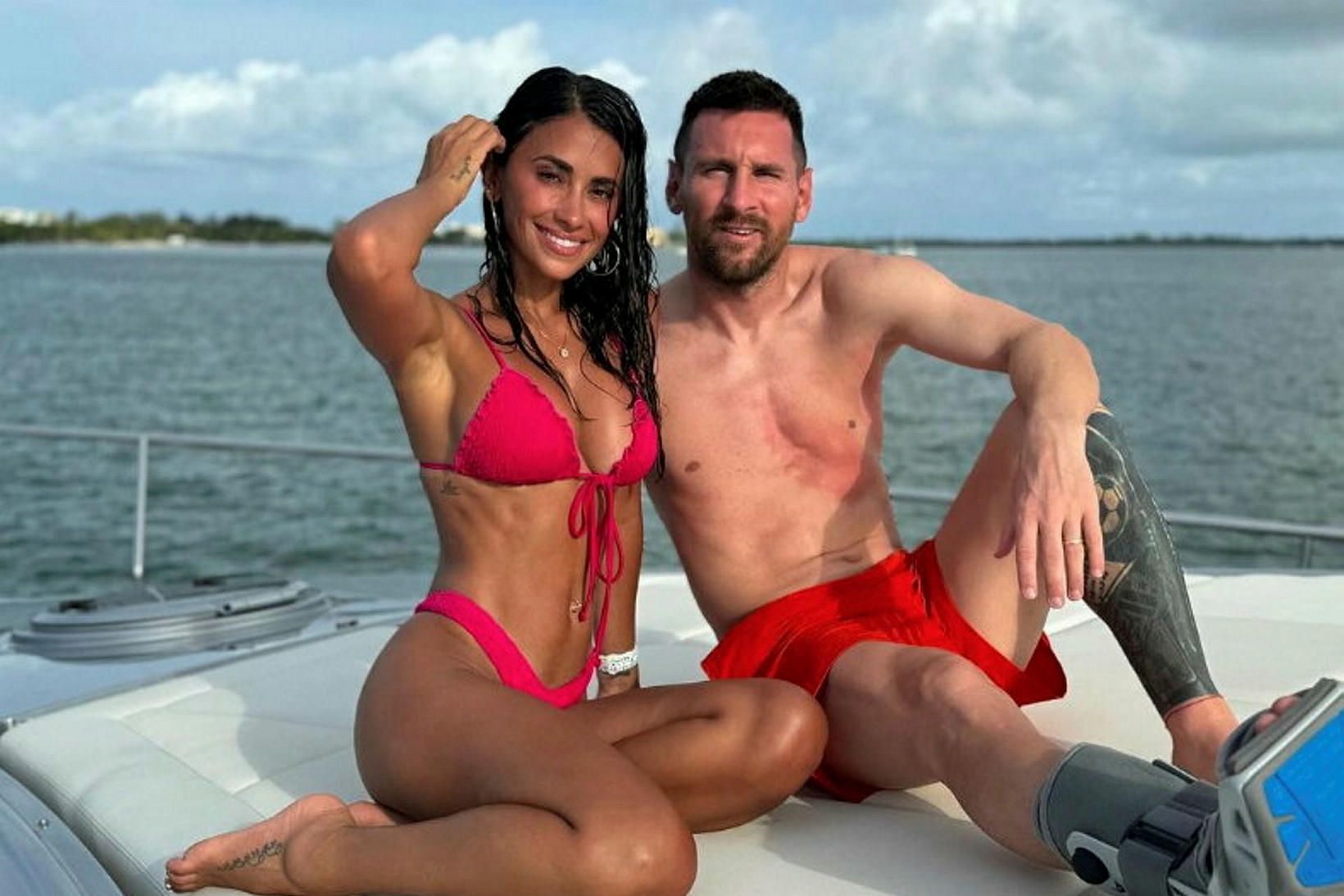 Li­o­nel Messi og eigikona hans Antonela Roccuzzo á snekkju.