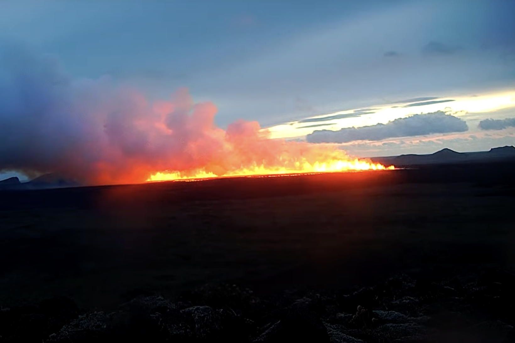 Frá eldgosinu sem hófst á tíunda tímanum að kvöldi fimmtudags …