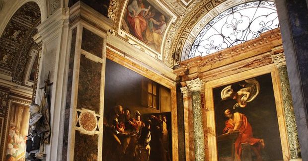 Þrjú stór málverk ertir Caravaggio eru í hinni litlu Contarelli-kapellu í San Luigi dei Francesi-kirkjunni …