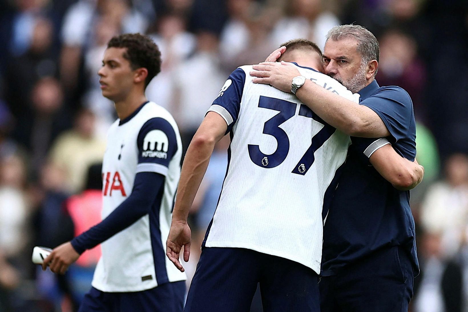 Ange Postecoglou faðmar Micky van de Ven.