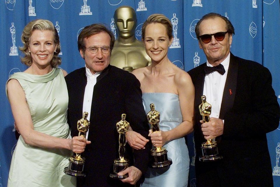 Mars árið 1998. Óskarsverðlaunahafarnir Kim Basinger, Robin Williams, Helen Hunt og Jack Nicholson með verðlaunagripi …