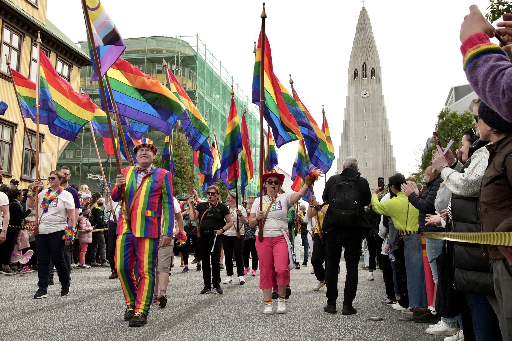 Mikill fjöldi safnaðist saman í miðborginni í dag vegna gleðigöngu …