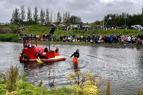 Þessi bátur, í laginu eins og traktor tók þátt í furðubátakeppni hátíðarinnar.