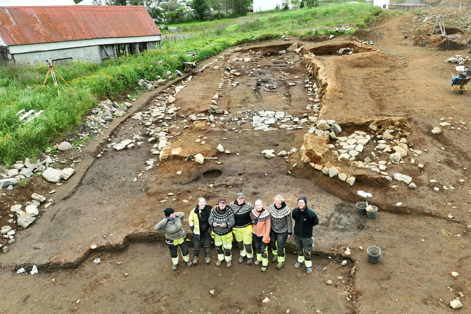 Fornleifafræðingarnir við uppgraftrarsvæðið í Firði. Landnámsbyggð inni í miðjum kaupstaðnum.