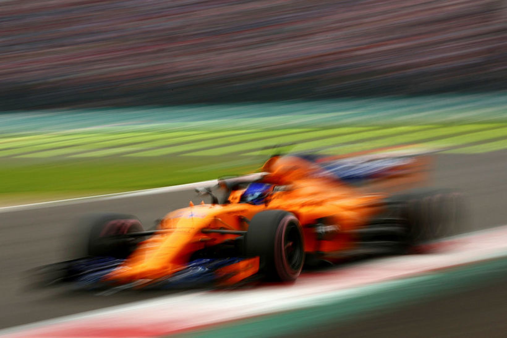 Fernando Alonso á fleygiferð á McLarenbílnum í Mexíkókappakstrinum á dögunum.