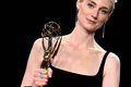 Elizabeth Debicki með Emmy-verðlaunin.