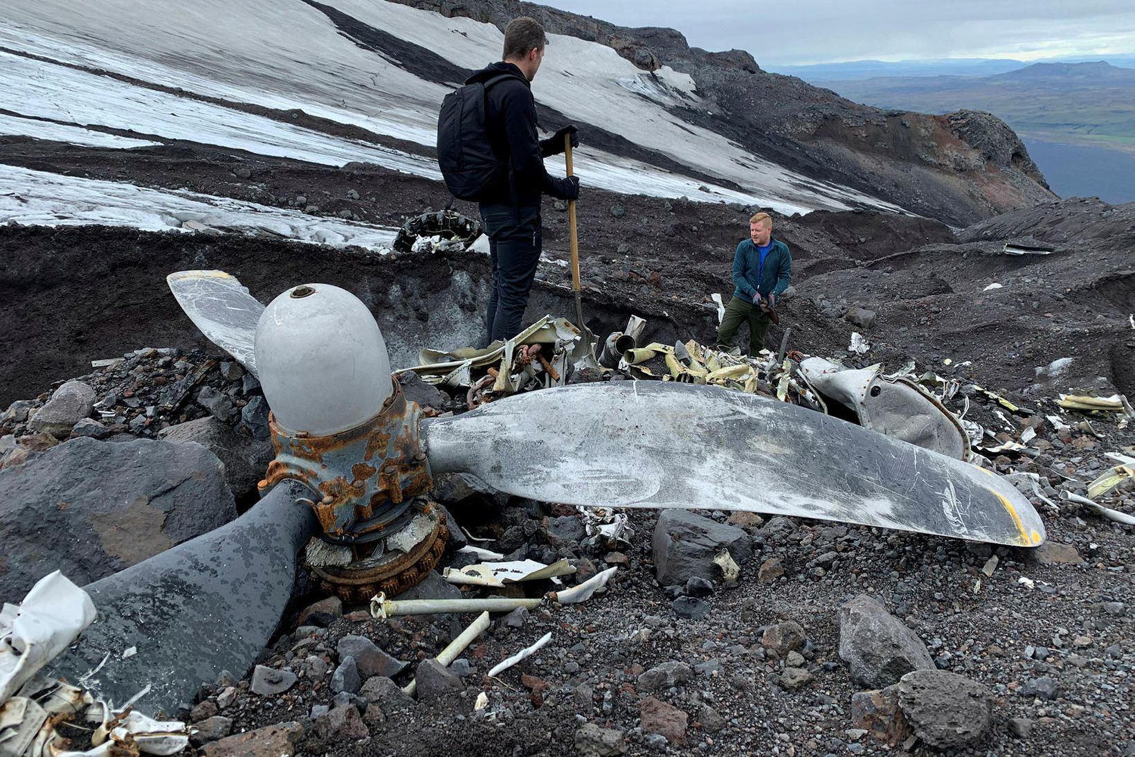 Brakið liggur eins og hráviði við jökulröndina. Hér sést ein …