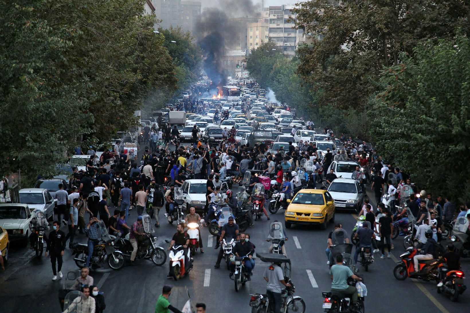 Mótmælendur á götum Tehran.