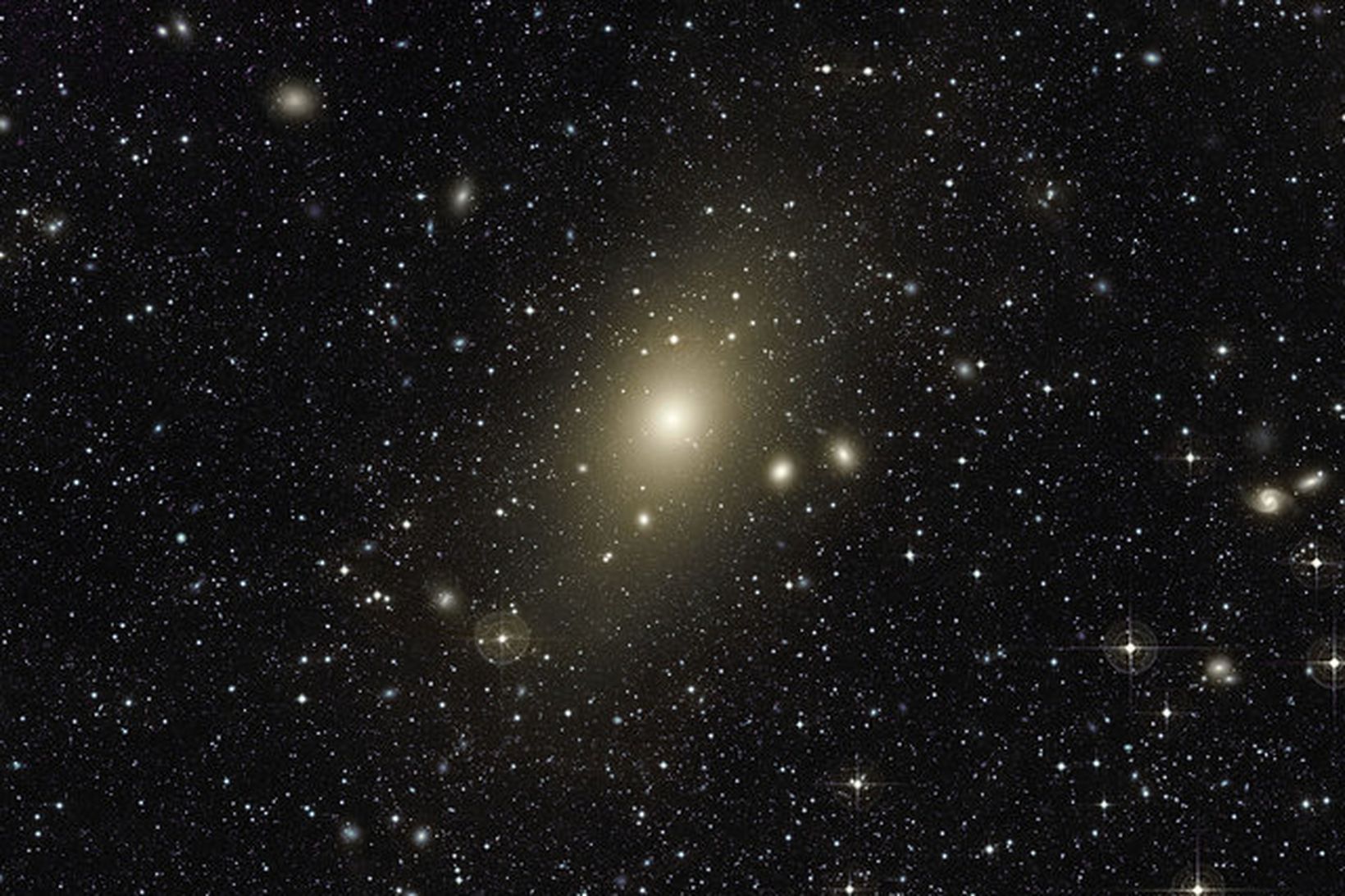 Djúpmynd af stórum geislabaug utan um Messier 87.