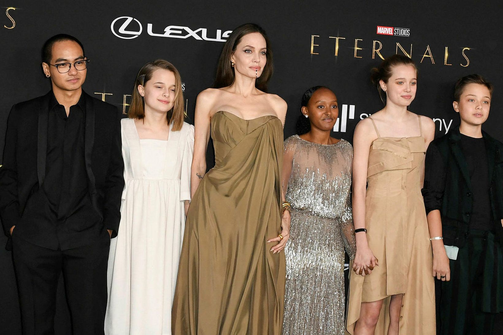 Angelina Jolie og börnin hennar Maddox, Vivienne, Zahara, Shiloh og …
