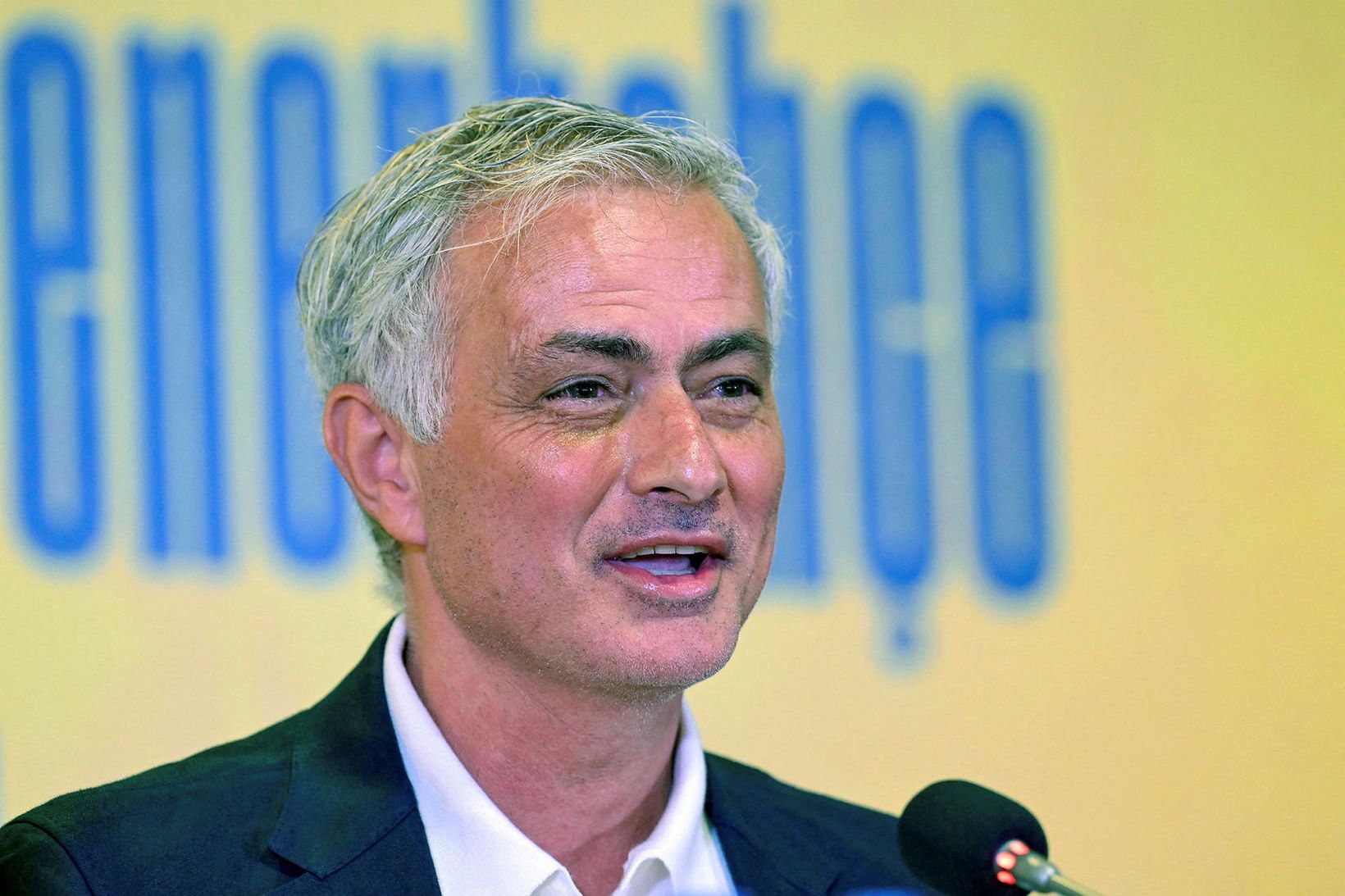 José Mourinho er orðinn knattspyrnustjóri Fenebahce.