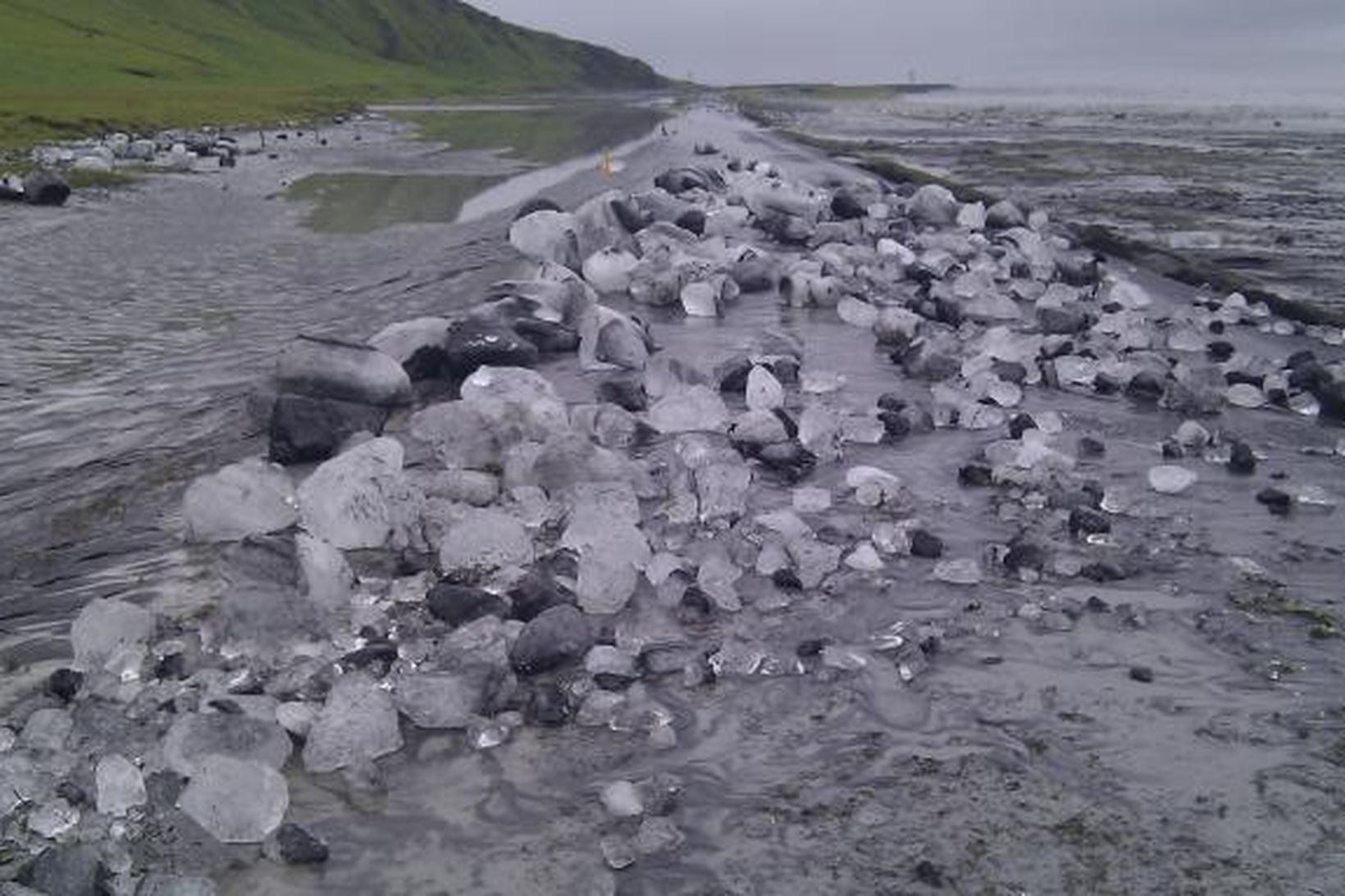 Brúin yfir Múlakvísl eyðilagðist í morgun.