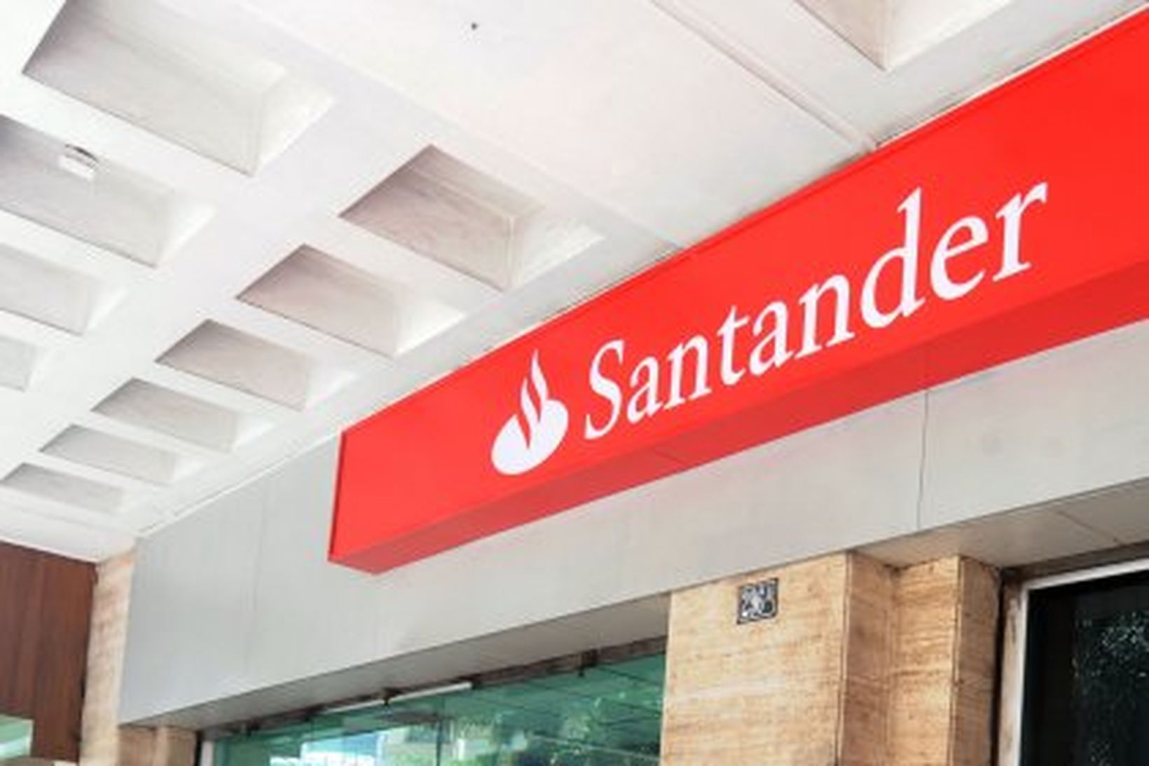 Santander bankinn hefur verið duglegur í endurkaupunum