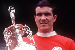 Ron Yeats með Englandsmeistarabikarinn.