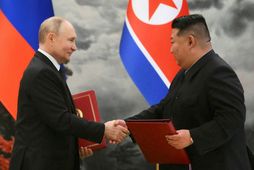 Vladimír Pútín og Kim Jong Un takast í hendur í dag.