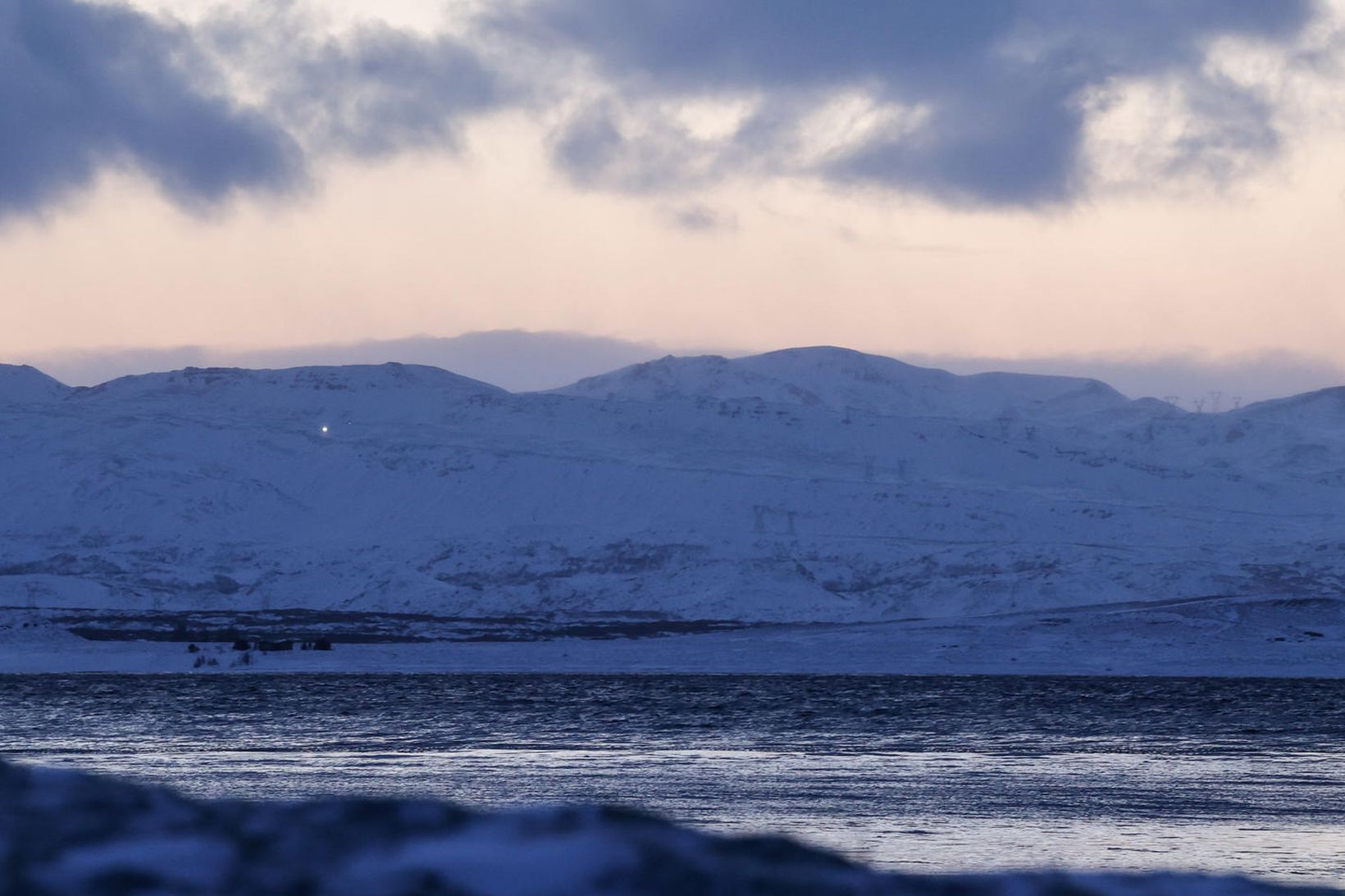 Þyrla gæslunnar við Úlfljótsvatn í dag. Aðallega hefur verið leitað …