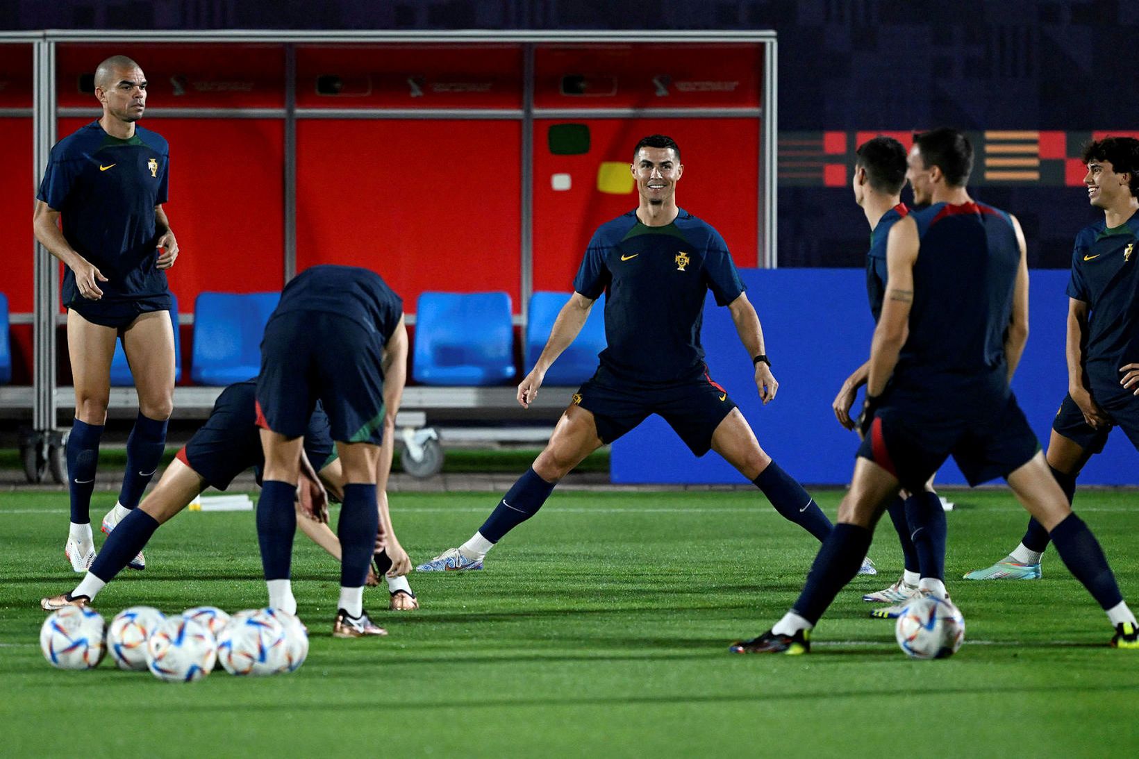 Cristiano Ronaldo teygir úr sér á æfingu portúgalska liðsins í …