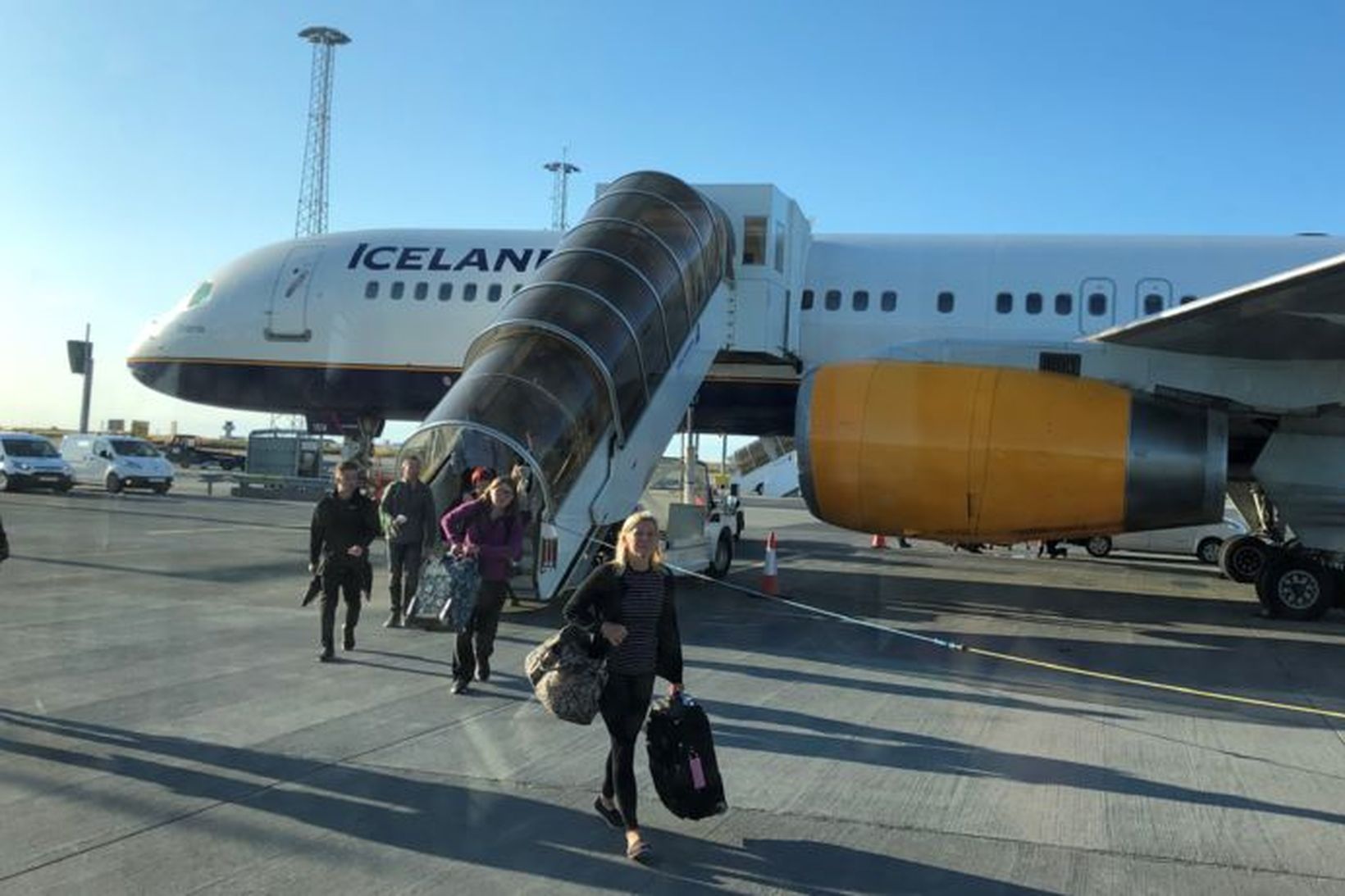 Farþegar á leið til Zürich ganga frá borði Boeing 757-þotu …