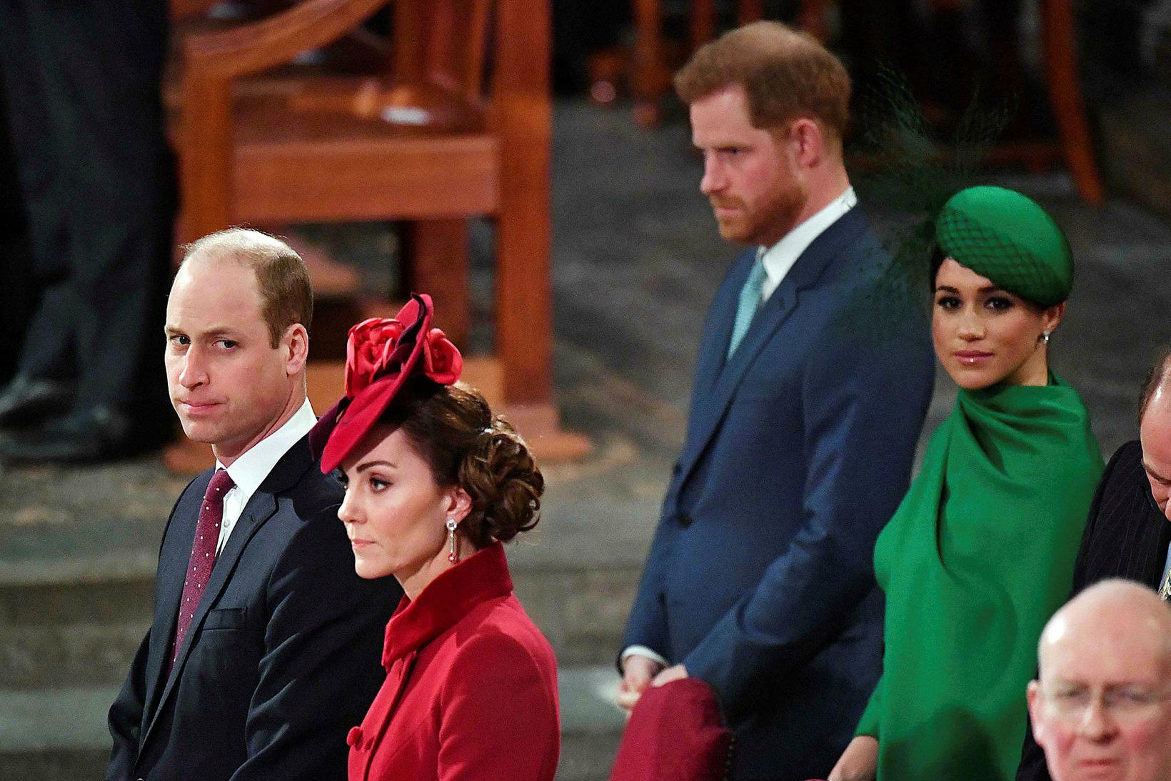 Harry og Meghan sátu fyrir aftan Vilhjálm og Katrínu.