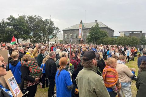 Viðstaddir sögðu um 600 manns hafa mætt til að sýna Yazan stuðning.